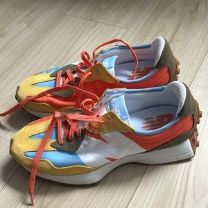 Unisex 327 New balance size 10.5.